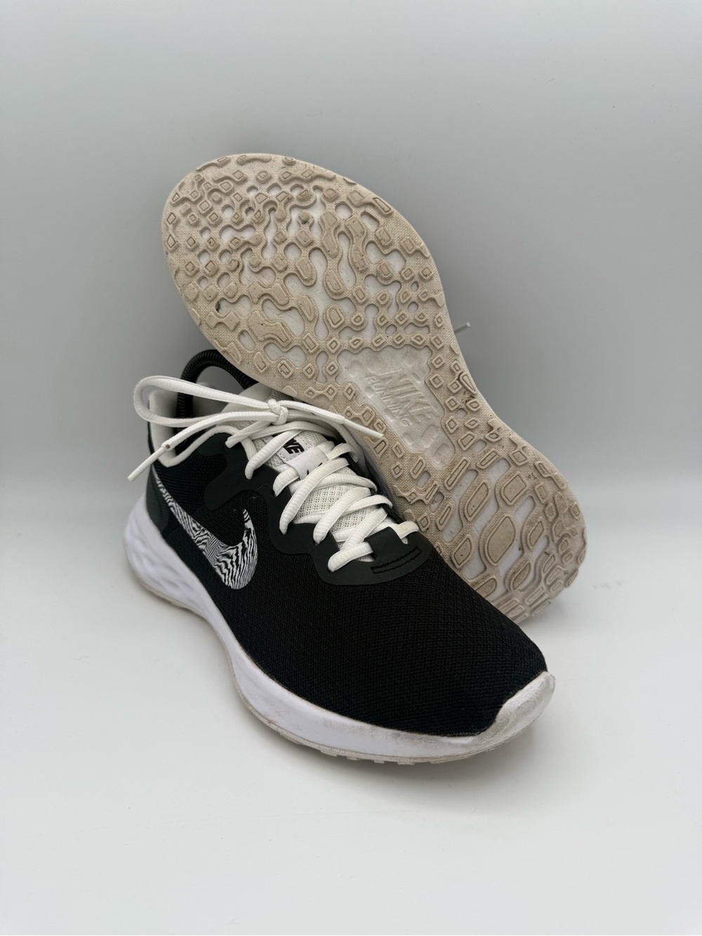 Women's Nike Revolution 6 NN Black White Zebra Road‎ Running Shoes Size 8.5